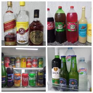 拉热斯POUSADA ALTERNATIVA MANU LAGES suite的冰箱里装满了各种饮料