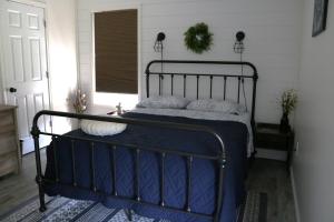 米勒斯堡Country Hills Hideaway的一间卧室配有一张带蓝色床单和枕头的床。
