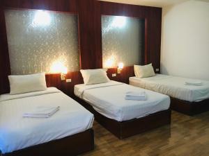 万荣Vang Vieng Sky Mountain View Hotel的一间设有两张带白色床单的床的房间