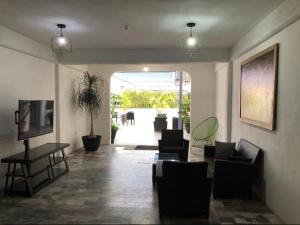 巴亚尔塔港Ixaya的客厅配有椅子、桌子和电视