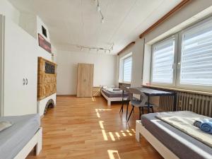 布劳施泰因Wohnreich Blaustein Mitte -1A- 2er WG的客房设有两张床和一张书桌