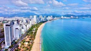 岘港Lucia Beach Hotel的享有海滩的空中景色,设有建筑和海洋