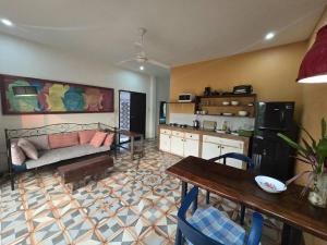 琅勃拉邦#5 Appartement meublé + piscine.的客厅配有沙发和桌子