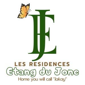 PétionvilleLes Residences Etang Du Jonc的蝴蝶坐在标牌上写字母h