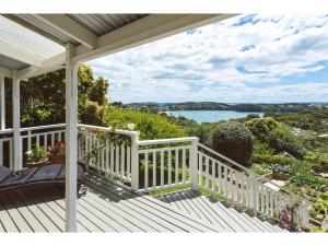 欧尼罗亚Romantic Cottage Recommended by NZ Herald的享有水景的白色门廊
