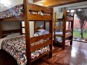 YanahuaraT'ikary Wasi Hostel的房屋内一间卧室配有双层床