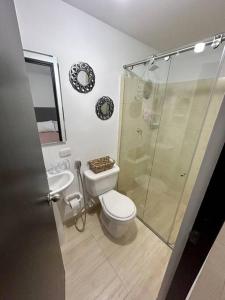 库库塔Lindo apartamento de 3 habitaciones的带淋浴、卫生间和盥洗盆的浴室