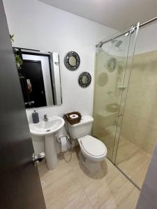 库库塔Lindo apartamento de 3 habitaciones的浴室配有卫生间、盥洗盆和淋浴。
