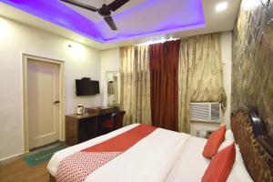 贾姆穆Super OYO Hotel Maa Residency的一间卧室配有一张紫色天花板的床