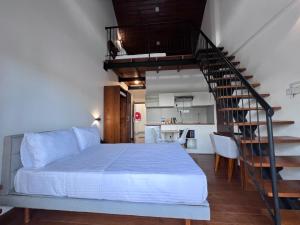 努沃勒埃利耶88th Nuwara Eliya的一间卧室设有一张床和一个螺旋楼梯