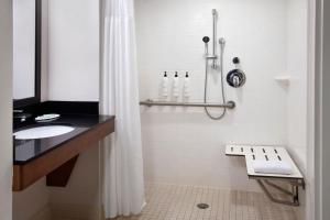 沃灵福德Fairfield by Marriott Inn & Suites Wallingford New Haven的一间带水槽和淋浴的浴室
