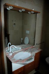 维罗纳勒马大雷那住宿加早餐旅馆的一间带水槽和大镜子的浴室