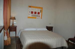 维罗纳勒马大雷那住宿加早餐旅馆的卧室配有白色的床和2个床头柜