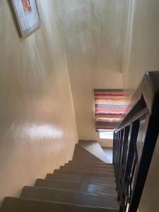 NabasVilla catalina Bora 2 Resort的楼梯,有窗户和楼梯的房屋内的楼梯
