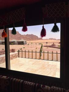 瓦迪拉姆Dream Bedouin life camp的从窗户可欣赏到沙漠景色