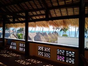 美奈Mi Nhon Em Hotel Muine的客房享有海滩和大海的景致。