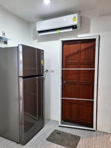 Ban Saiyuan (1)Phujhaofa villa club ( ไสยวน)的通往带冰箱的厨房的门