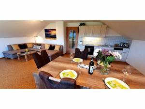 韦尔塔赫Alpine Lodge Comfortable holiday residence的客厅配有桌子和沙发