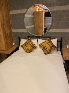安塔利亚M-ODA OTEL的一张带两个枕头和镜子的白色床