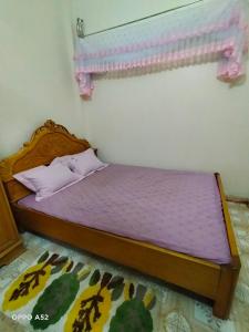 奠边府市Homestay Anh Sửu的一间卧室配有一张带紫色床垫的床