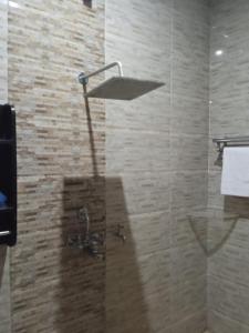 哈里瓦Goroomgo Tapovan Residency Haridwar - Excellent Service Recommended的浴室内配有淋浴和头顶淋浴
