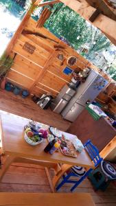 叶海格纳佐尔GreenField Luxe的厨房的顶部景色,配有餐桌和食物