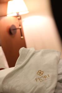 埃尔比勒菲奥里酒店的床头枕边的枕头