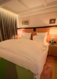 ArnavutköyBook airport的一间卧室配有带白色床单和枕头的床。