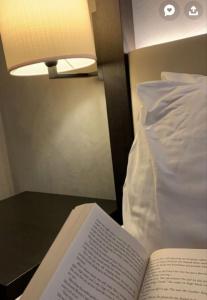 ArnavutköyBook airport的一张坐在床边桌子上的开放式书