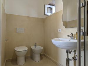 奥特朗托Il Monile的一间带卫生间和水槽的浴室
