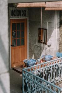 台南FunNan Guesthouse的凉亭门廊,上面有蓝色的碗