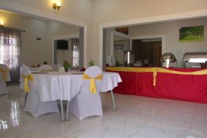 库马西Gold Plus Hotel Ghana的一张桌子,上面有红色和黄色的桌布