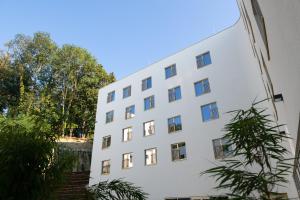 林茨Best Western Hotel Spinnerei Linz的前面有树木的白色建筑
