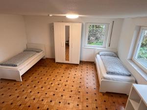 SchelklingenMonteurunterkunft für 8 Personen nähe Ulm的一间卧室设有两张床和两个窗户。