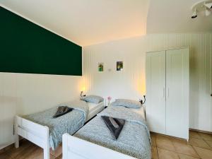 新戈里察Studio Apartma Olive, Nova Gorica, Slovenia的绿墙客房的两张床