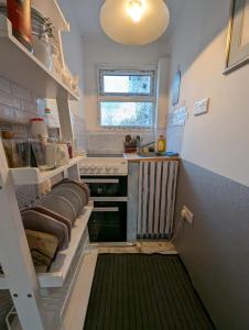 AddingtonPrivate apartment in a big bungalow in Selsdon!的小厨房配有炉灶和水槽