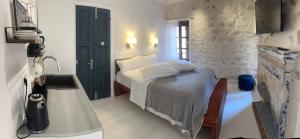 迈伊斯蒂Castellorizon Pensione的一间小卧室,配有一张床和摄像头