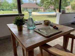 阿鲁沙Tanzania Safari Lodge的一张带玻璃瓶和托盘的木桌