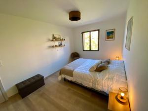 皮亚纳Piana - vue mer et village的一间卧室设有一张床和一个窗口