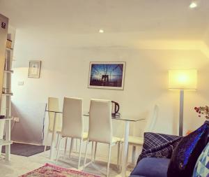 AddingtonPrivate apartment in a big bungalow in Selsdon!的一间带桌椅的用餐室