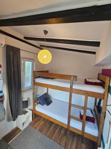 扎达尔The Lazy Monkey Hostel & Apartments的卧室配有带两张双层床的拖车