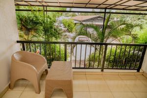 基加利Boutique Hotel Rwanda的设有一个配有桌椅并享有美景的阳台。