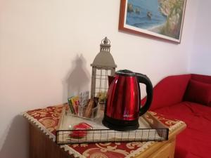 阿杰罗拉Il Casale del Generale的坐在桌子上的一个红咖啡壶