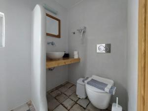 纳克索乔拉Castellino Naxos的白色的浴室设有水槽和卫生间。