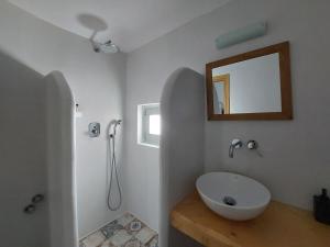 纳克索乔拉Castellino Naxos的一间带水槽和镜子的浴室