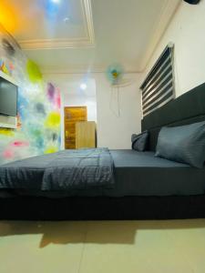 莱基Port Punta的一间卧室配有一张床和一台电视