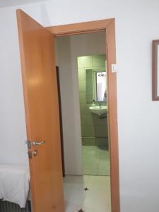 巴塞罗那Sagrada Familia Stay的浴室设有门、水槽和镜子