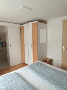 托尔明Sobe Černilogar的一个空房间,有一张床和一个衣柜