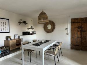 维韦罗内Cascina gnocca VIVERONE avventura的一间配备有白色桌椅的用餐室