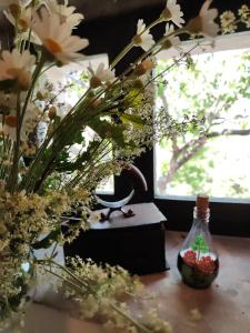 泽尔诺沃Meadow Hill的花瓶坐在窗边的桌子上
